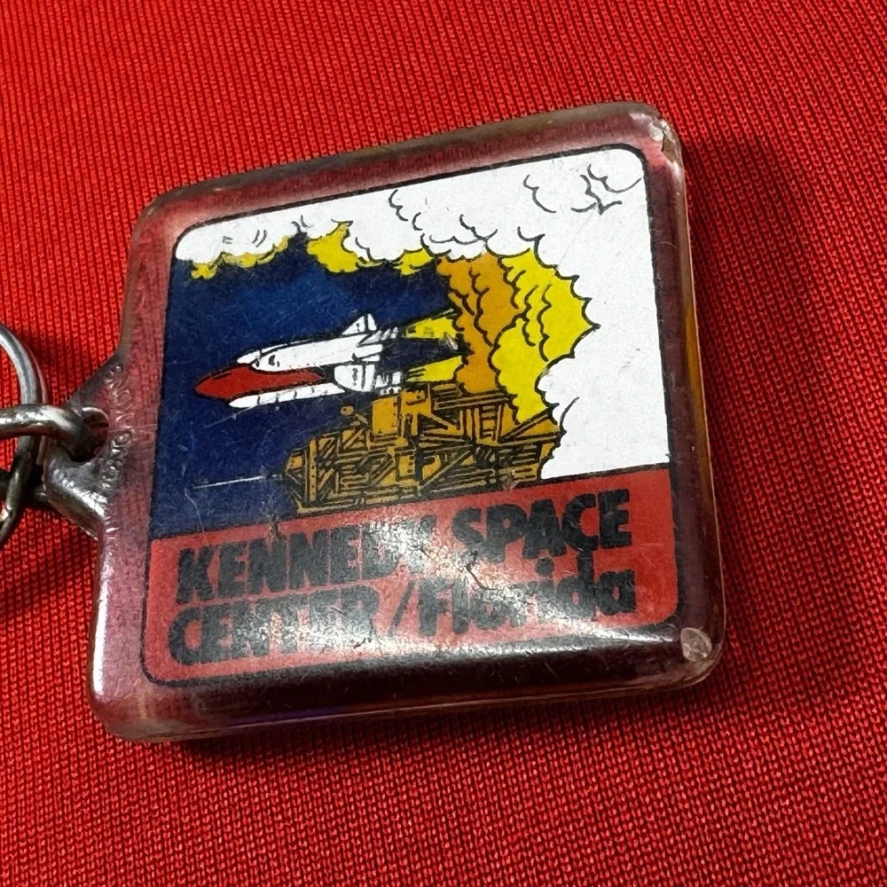 Vintage Kennedy Space‎ Center- Space Shuttle Keychain